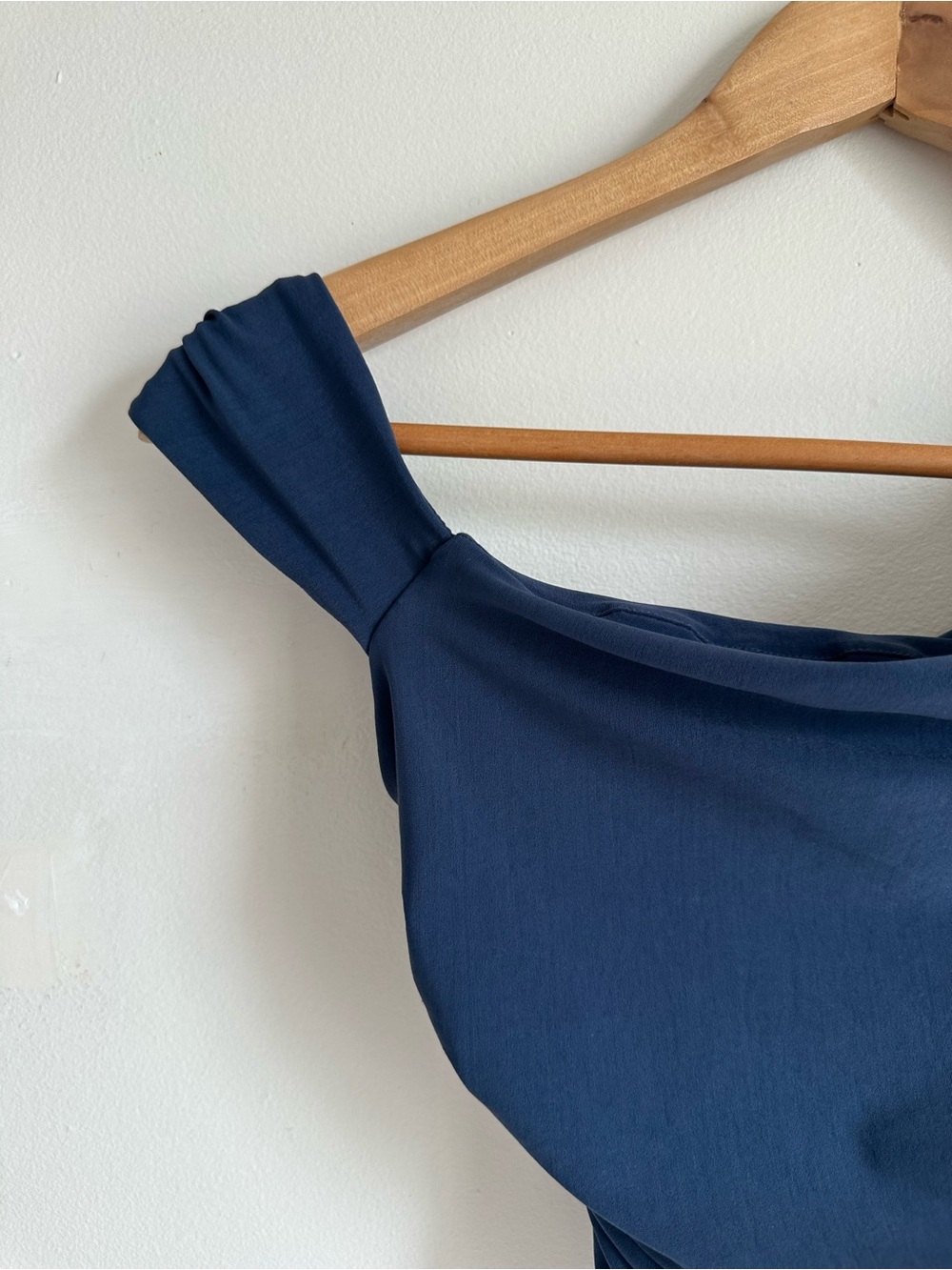 Off-Shoulder Ruched Crop Top - Picture 5 of 7